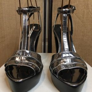 NWOT - “VINTAGE VIA SPIGA” T-STRAP SILVER METALLIC STRAPPY PLATFORM SANDAL – 9.5